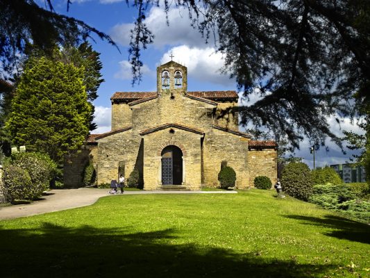 Iglesia prerrománica de San Julian de los Prados, Oviedo, Asturias.