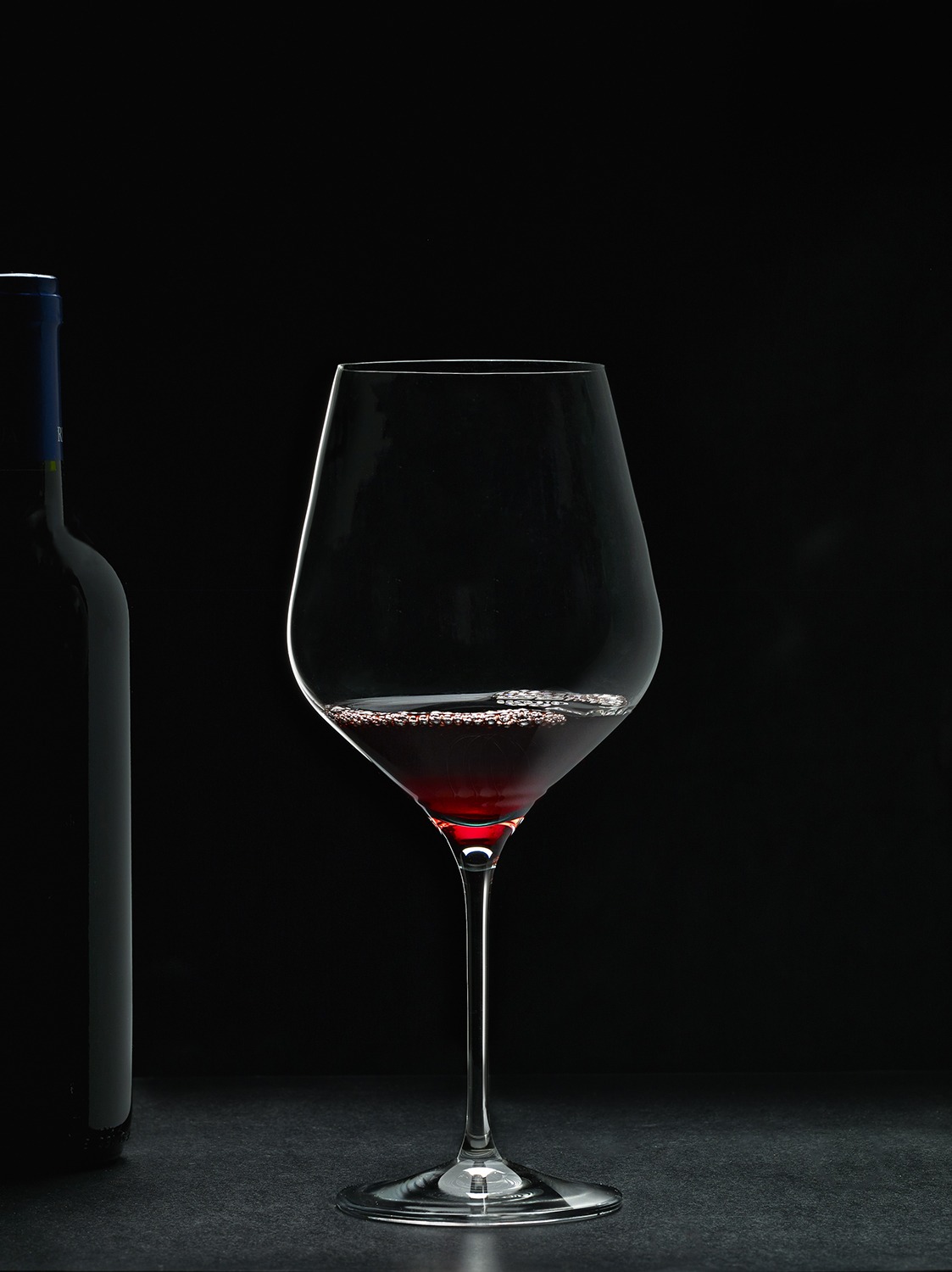 2011005-Bebidas y licores-Copa y botella de vino
