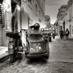 Hombre montado en moto con sidecar en una calle de La Habana, Cuba.