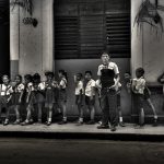 Niños de un colegio con su monitor en La Habana Cuba