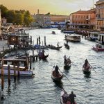 Gondoleros por el Gran Canal de Venecia. Gondoliere sul Gran Canal di Venezia.